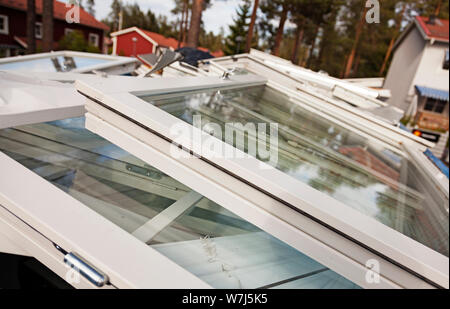 Einen großen Behälter mit alten Windows auf einen Haufen geworfen Stockfoto