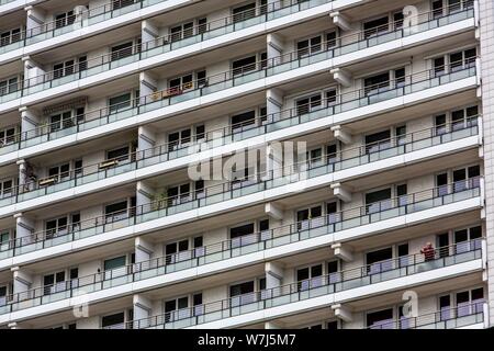 Hohe - Wohnhaus auf Leipzigerstrasse, die triste Fassade, Berlin, Deutschland steigen Stockfoto