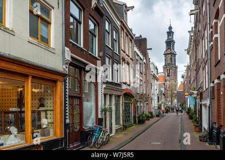 Straße mit Backsteinhäusern, Blick auf die Westerkerk Kirche Turm, Jordaan, Amsterdam, Nordholland, Niederlande Stockfoto