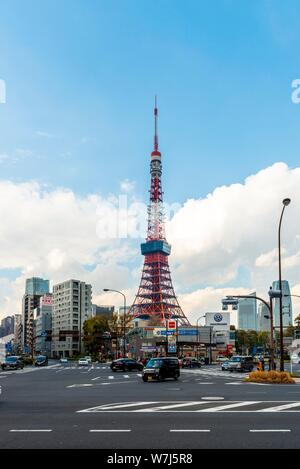 Kreuzung vor der Tokyo Tower, Tokyo, Japan Stockfoto