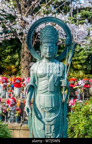 Ungeborene Kinder Garten mit Statuen, schützenden Gottheiten Jizo für verstorbene Kinder, Zojoji Tempel, buddhistische Tempelanlage, Tokio, Japan Stockfoto