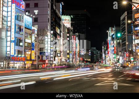 Viel befahrenen Straße mit Autos, Langzeitbelichtung, street scene bei Nacht, Tokio, Japan Stockfoto