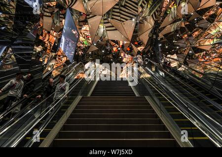 Treppe, Eingang zu einem Einkaufszentrum mit vielen Spiegeln, Tokyu Plaza Omotesando Harajuku, moderne Architektur, Tokio, Japan Stockfoto