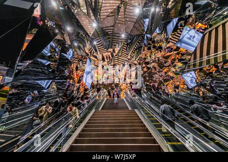 Treppe, Eingang zu einem Einkaufszentrum mit vielen Spiegeln, Tokyu Plaza Omotesando Harajuku, moderne Architektur, Tokio, Japan Stockfoto