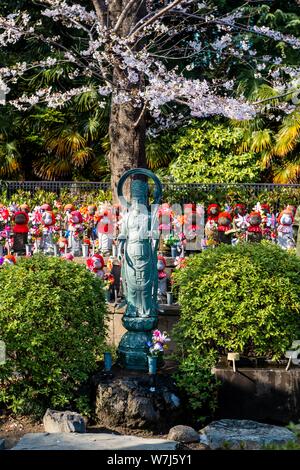 Ungeborene Kinder Garten mit Statuen, schützenden Gottheiten Jizo für verstorbene Kinder, Zojoji Tempel, buddhistische Tempelanlage, Tokio, Japan Stockfoto