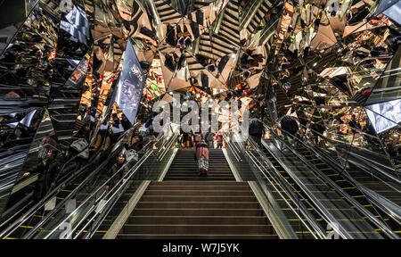 Treppe, Eingang zu einem Einkaufszentrum mit vielen Spiegeln, Tokyu Plaza Omotesando Harajuku, moderne Architektur, Tokio, Japan Stockfoto