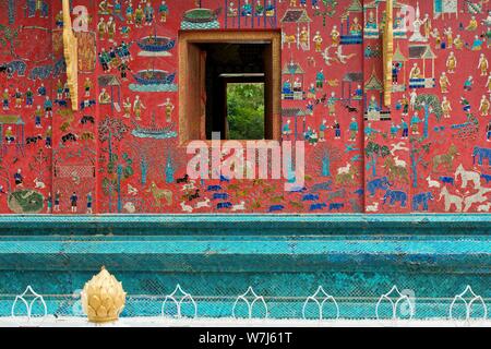 Farbigen glasmosaiken an der Bibliothek, Ho Phra Mähne, Wat Xieng Thong, Luang Prabang, Laos Stockfoto