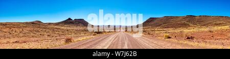 Lange geraden Landstraße, Panorama, Trias Berg, Namibia Stockfoto