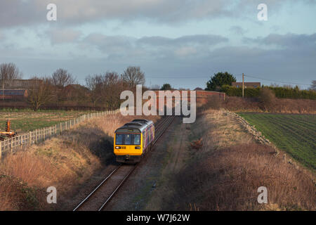 Erste Arriva Northern Rail Class 142 pacer Zug 142001 vorbei Rufford auf der Ormskirjk Zeile mit einem Preston zu Ormskirk Zug gebaut Stockfoto