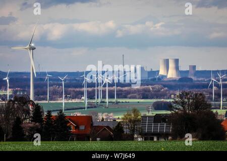 Solardächer und Windkraftanlagen vor Kohlekraftwerk RWE-Kraftwerk Westfalen, Ense, Nordrhein-Westfalen, Deutschland Stockfoto