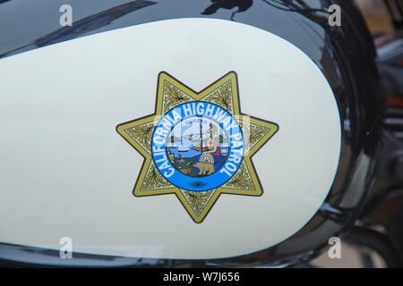 Logo der California Highway Patrol mit einer Tankfüllung eine Harley-Davidson Road King Polizei FLHP, Berlin, Deutschland Stockfoto