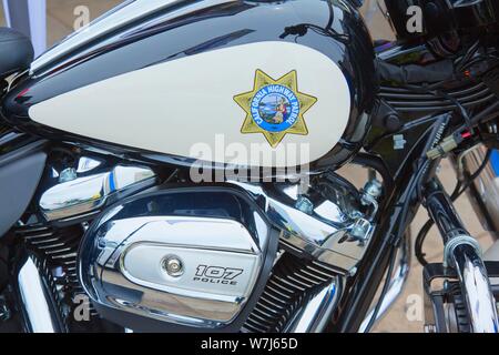 Logo der California Highway Patrol mit einer Tankfüllung eine Harley-Davidson Road King Polizei FLHP, Berlin, Deutschland Stockfoto