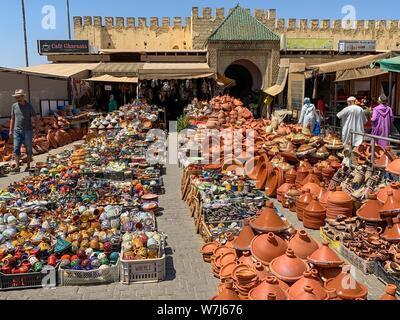 Haushaltswaren und Souvenirs auf dem Markt, Meknes, Marokko Stockfoto