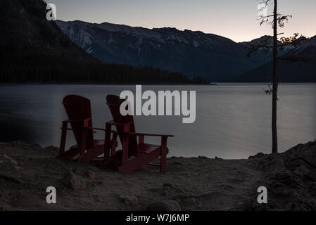 Roten Stühlen am Lake Minnewanka im Banff National Park, Alberta, Kanada Stockfoto