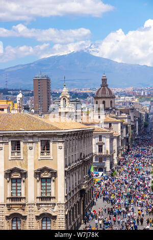 CATANIA, ITALIEN - 8. Mai 2018: Menschen gehen auf der Via Etnea zentralen Straße von Catania, mit Blick auf den Vulkan Ätna Stockfoto