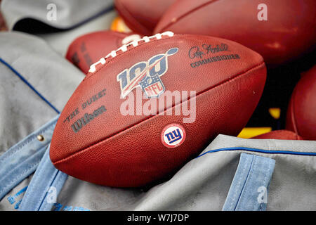 East Rutherford, New Jersey, USA. 6. Aug 2019. New York Giants Übungsbälle während des Trainings Camp an der Quest Diagnostics Training Center in East Rutherford, New Jersey. Duncan Williams/CSM Credit: Cal Sport Media/Alamy leben Nachrichten Stockfoto