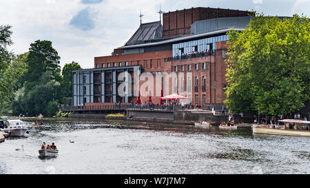 Ein Blick über den Fluss Avon auf die RSC-Theater mit Massen auf der Riverside Cafe Terrasse und Balkon. Stockfoto