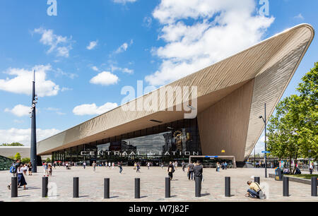 Rotterdam Niederlande, 1. Juli 2019. Rotterdam Centraal, Hauptbahnhof Fassade und Eingang. Blauer Himmel, sonnigen Tag Stockfoto