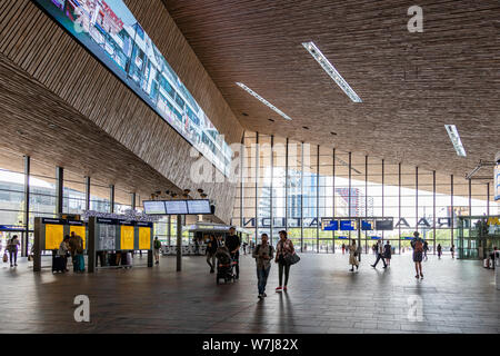 Rotterdam Niederlande, 1. Juli 2019. Rotterdam Centraal, Hauptbahnhof Gebäude Interieur. Stockfoto