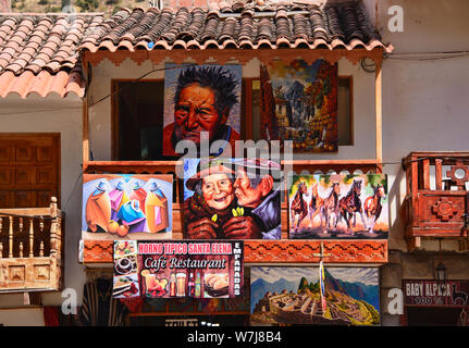 Bunte Cafe und Galerie in der Main Plaza, Pisac, Peru Stockfoto