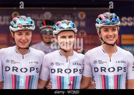 Manon Lloyd, Megan Barker, Elinor Barker der Mannschaft fällt vor dem Rennen in der aufsichtsrechtlichen RideLondon Classique Radrennen. Weibliche Radfahrer Reiter Stockfoto