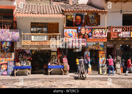 Bunte Cafe und Galerie in der Main Plaza, Pisac, Peru Stockfoto