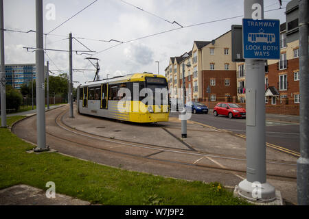 Metrolink Tram durch Wythenshawe, Manchester Stockfoto