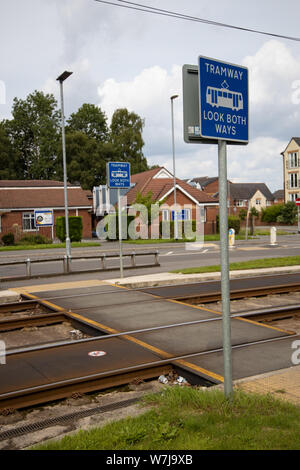 Beide weisen Straßenbahn unterzeichnen Stockfoto
