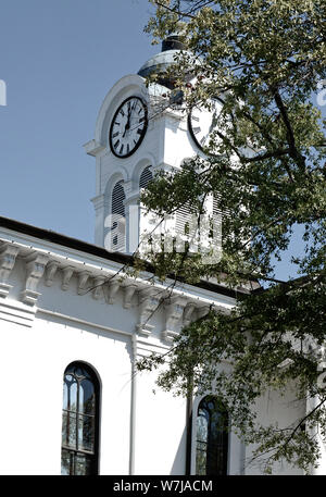 Die markanten Uhrturm umgeben von Bäumen auf dem historischen Lafayette County Courthouse, auf dem Courthouse Square in Oxford, MS, USA Stockfoto