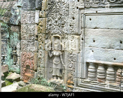 Geschnitzte Flachrelief eines Devata bei Preah Khan Tempel in der Nähe von Angkor Wat, Kambodscha Stockfoto