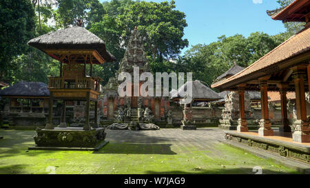 Ein Hindu Tempel, der Heimat des balinesischen Long-tail Makaken, Affenwald von Ubud auf der Insel Bali in Indonesien Stockfoto