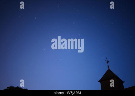 Harty, Kent, Großbritannien. 6. August 2019. UK Wetter: klarer Himmel bei Dämmerung über Harty in Kent. Im Bild: die Konstellation auf der linken Seite der Kirche des Hl. Apostels Thomas Harty Pflug. Credit: James Bell/Alamy leben Nachrichten Stockfoto