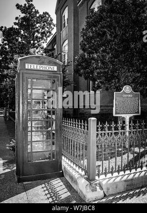 Die kultige Britische rote Telefonzelle auf dem Courthouse Square neben Oxford City Hall, mit historischen Oxford, Mississippi, MS, B&W Stockfoto