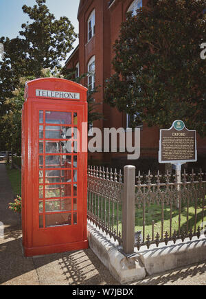 Die kultige Britische rote Telefonzelle auf dem Courthouse Square neben Oxford City Hall, mit historischen Oxford, Mississippi, MS, USA Stockfoto