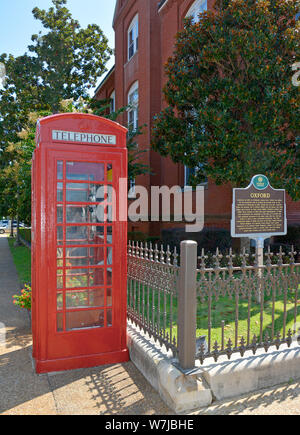 Die kultige Britische rote Telefonzelle auf dem Courthouse Square neben Oxford City Hall, mit historischen Oxford, Mississippi, MS, USA Stockfoto