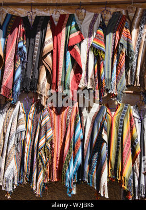 Alpaca Schals, Schals und Kleidung, Souvenirs, Pisac, Peru Stockfoto