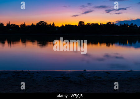 Friedliche Aussicht auf den schönen Sommer Sonnenuntergang entlang der South Saskatchewan River in Saskatoon Saskatchewan Kanada Stockfoto