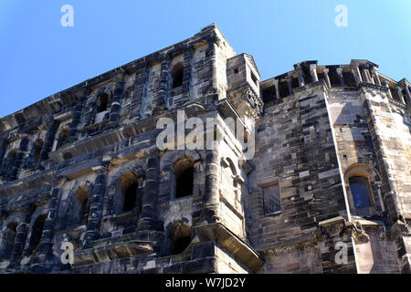 Abschnitt der Schwarzen Tor (Porta Nigra) in Trier, Deutschland Stockfoto