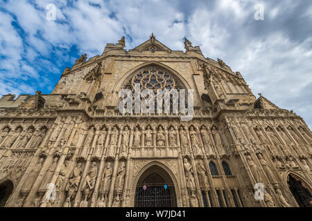 Die beeindruckenden West Fenster der Kathedrale von Exeter wurde von William Peckitt von York, dem führenden Glasmalerei Künstler seiner Zeit erstellt. Im Jahr 1767 abgeschlossen. Stockfoto