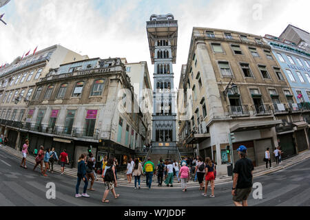 Lissabon, Portugal - ca. Juli 2019: Überqueren von Lissabon street Santa Justa Aufzug zu besuchen Stockfoto