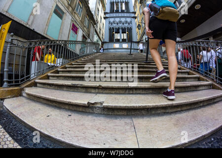 Lissabon, Portugal - ca. Juli 2019: Frau die Treppen Santa Justa Aufzug zu besuchen Stockfoto