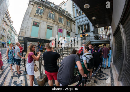 Lissabon, Portugal - ca. Juli 2019: Warteschlange von Touristen den Aufzug Santa Justa zu besuchen Stockfoto