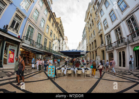 Lissabon, Portugal - ca. Juli 2019: Lissabon Innenstadt mit Restaurants und Geschäften auf der Straße Stockfoto
