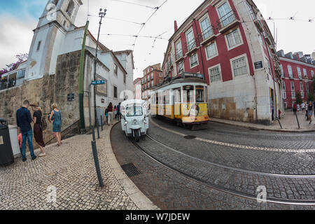 Lissabon, Portugal - ca. Juli 2019: Lissabon Straße mit Tuk Tuk und typische gelb Straßenbahn. Fish Eye View Stockfoto