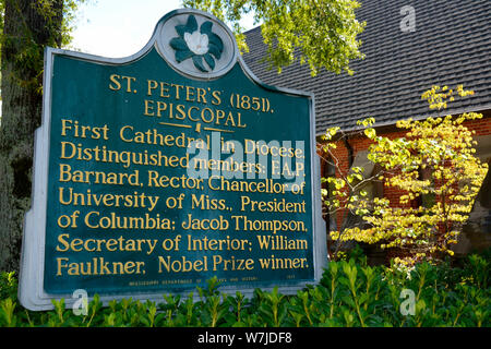 Eine historische Markierung verweist auf die verehrte Mitglieder der St. Peters Episcopal Church in Oxford, MS Stockfoto