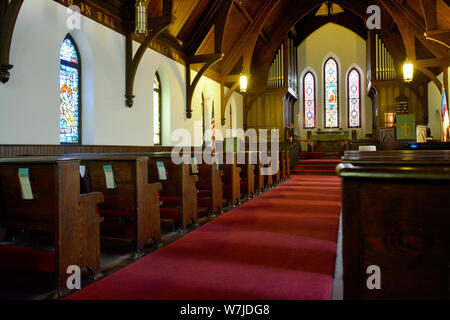 Blick auf den Gang der St. Peter's Episcopal Church 1851 in Richtung verändern mit Glasmalereien und gewölbter Holzdecke in Oxford, MS, USA Stockfoto