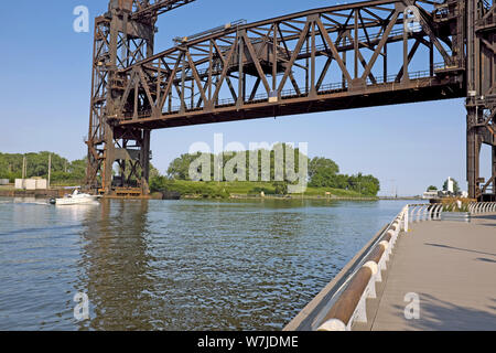 Die NS1 lift Bridge, von Norfolk Southern betrieben, überspannt die Cuyahoga River in der Nähe der Lake Erie Zusammenfluss in Cleveland, Ohio, USA. Stockfoto