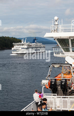 Der Geist von British Columbia Fähre vorbei an den Geist von Vancouver Island Fähre im aktiven Pass Kanada Stockfoto