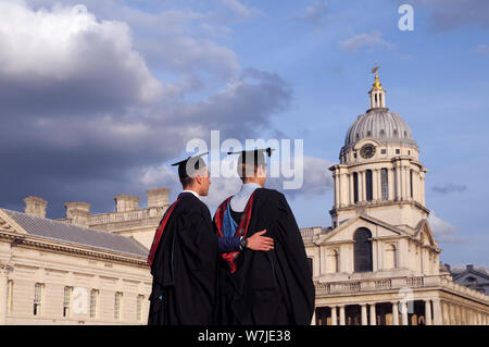 Männliche Studenten der University of Greenwich posieren für Bilder am Abschlusstag auf dem Gelände des Old Royal Naval College, London, England, Großbritannien Stockfoto