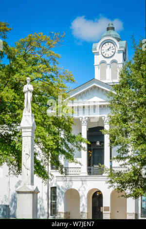 Die markanten Uhrturm auf dem historischen Lafayette County Courthouse, mit einem Konföderierte Soldat Statue auf dem Courthouse Square in Oxford, MS Stockfoto